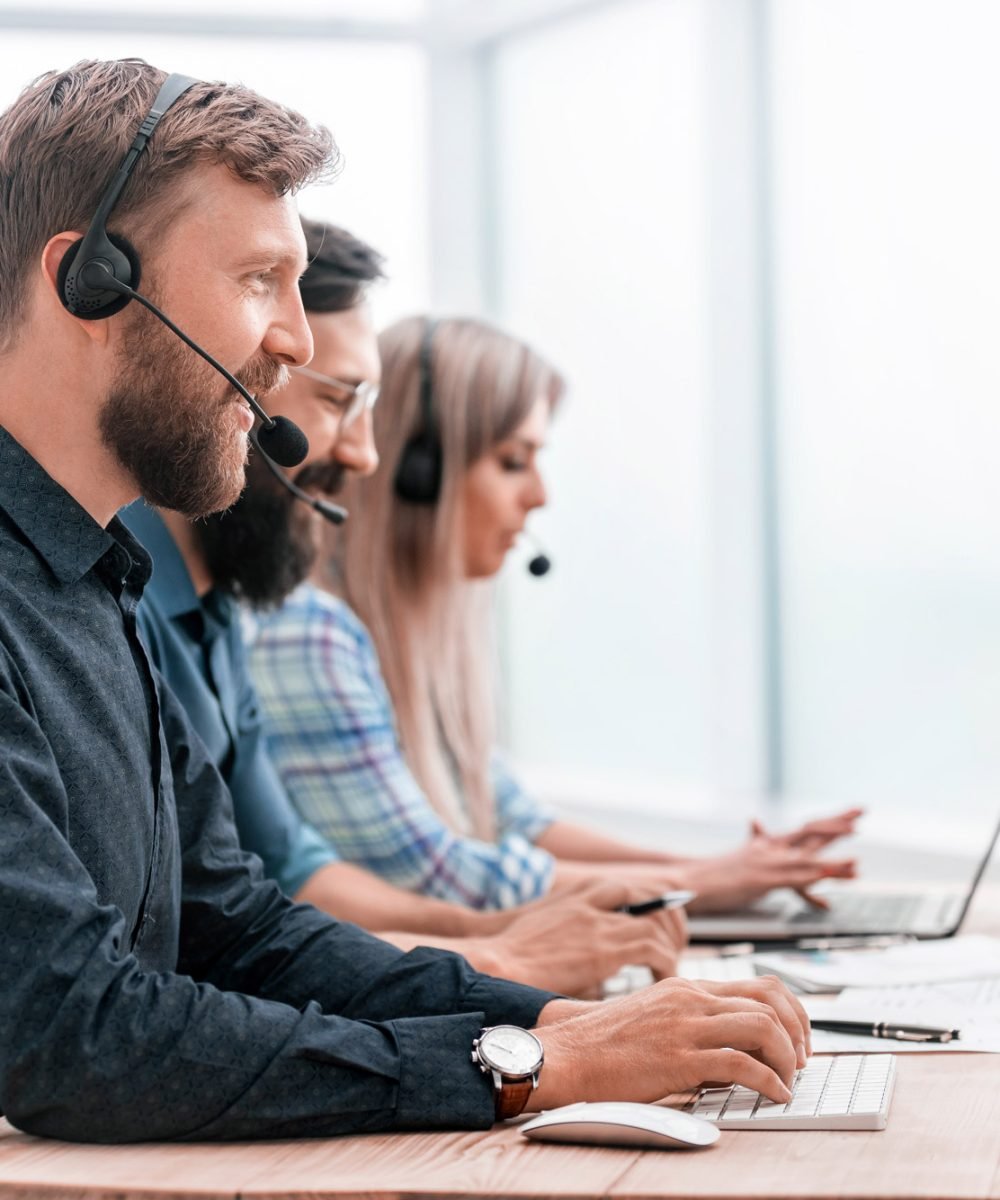 cerca-empleados-centro-llamadas-trabajan-computadoras-modernas